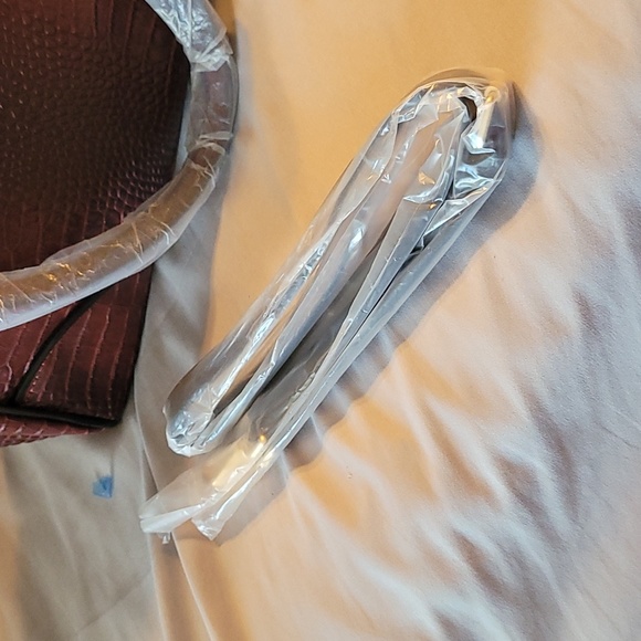 Stauer Avalon Crocodile-Embossed Handbag RETAIL 299. - Picture 5 of 9